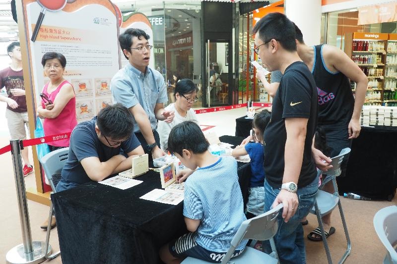 香港常見的岩石和其特質的介紹及自製岩石盒的工作坊。