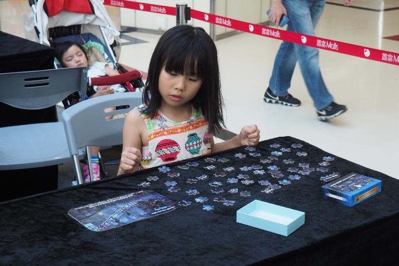 小朋友透過拼圖製作學習山泥傾瀉自救錦囊。