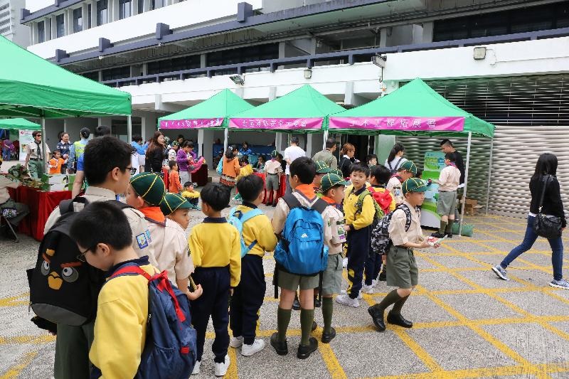 大批童軍排隊輪候參與以山泥傾瀉為題的攤位遊戲