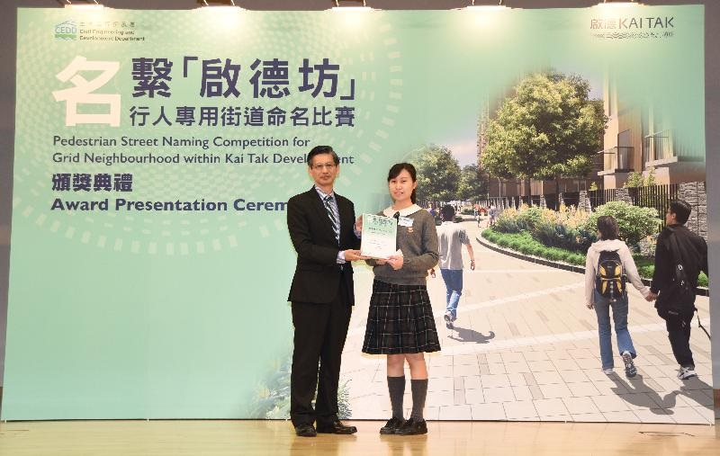 锺锦华颁奖予学生组第一名的优胜者。