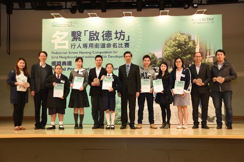 鍾錦華（右六）、評審委員長兼九龍城區議會副主席左雄（左五）和九龍城區議會主席潘國華（左二）與公開組及學生組得獎者合照。