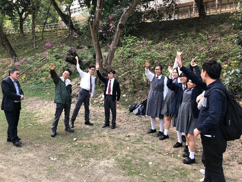 學生投入參與工程知識的小遊戲。