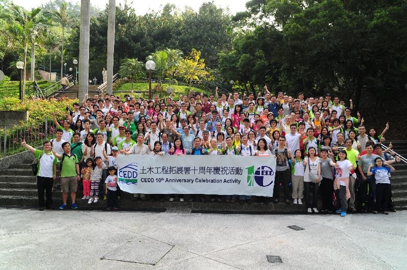 參加者在藍田公園起步前往五桂山的種植地點前的大合照。
