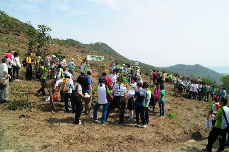 環境美化組同事向參加者進行種植簡介和示範的照片。