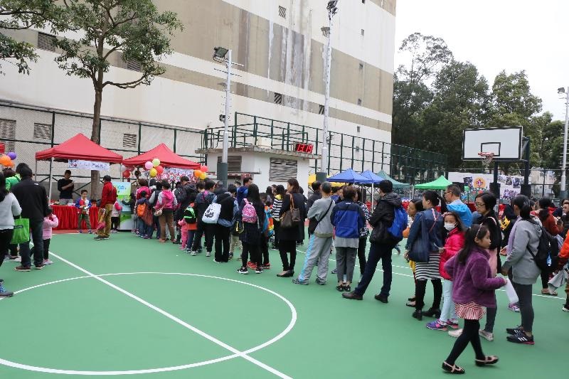 大批參加者排隊輪候參與以山泥傾瀉為題的攤位遊戲