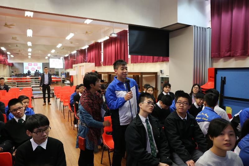 同學們對香港的防止及防治山泥傾瀉措施充滿興趣