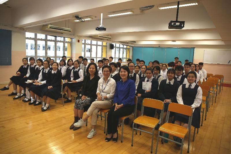 工程師講解香港的斜坡安全，以及防止及防治山泥傾瀉的措施。