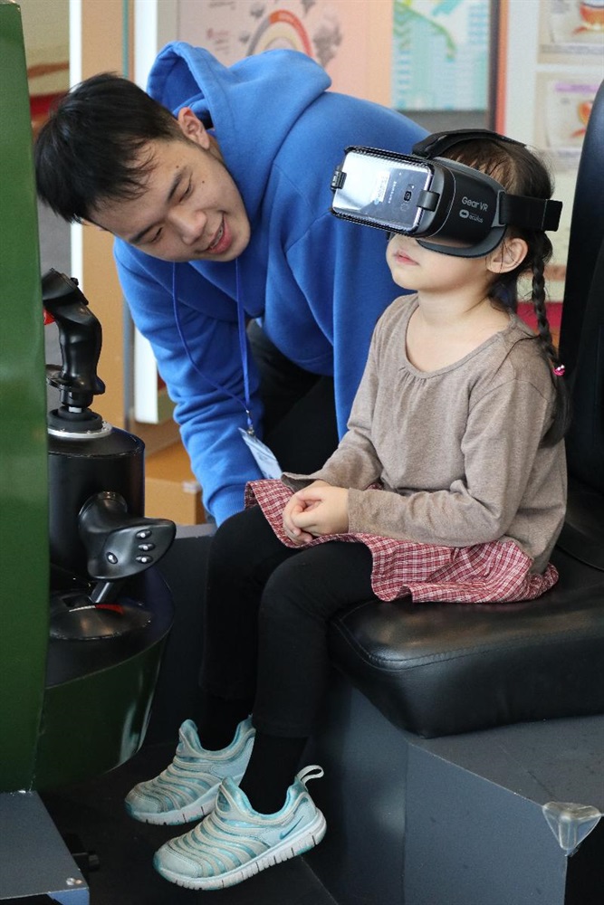 斜坡安全巡迴展覽於2018年11月28日至12月6日在紅磡置富都會商場舉行，吸引了大批市民參觀。展場內，市民可參加山泥傾瀉虛擬實境體驗、觀看有關山泥傾瀉的迷你電影、認識香港常見的岩石和它們的特質，以及製作自己的岩石盒。