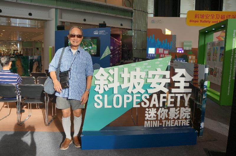 “Hong Kong Slope Safety” roving exhibition was held at Fortune Metropolis, Hung Hom during 28 November to 6 December 2018. The exhibition attracted many visitors. The visitors could experience the virtual reality simulation of landslide, watch the mini-movie about landslides and landslides self-help tips, learn about common rocks in Hong Kong and their properties, and make their own rock-box.
