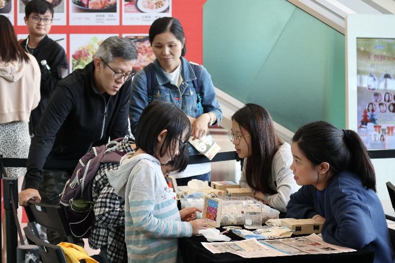 斜坡安全巡迴展覽於2018年11月28日至12月6日在紅磡置富都會商場舉行，吸引了大批市民參觀。展場內，市民可參加山泥傾瀉虛擬實境體驗、觀看有關山泥傾瀉的迷你電影、認識香港常見的岩石和它們的特質，以及製作自己的岩石盒。