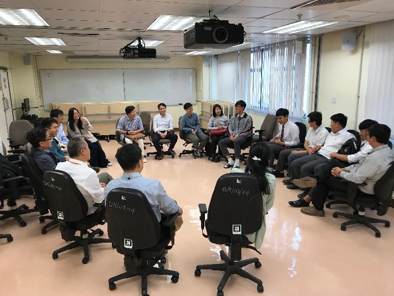 The students learnt about the works in the laboratory during their visit to the Public Works Central Laboratory. After the visit, the mentors guided the students to discuss their future career planning and development.