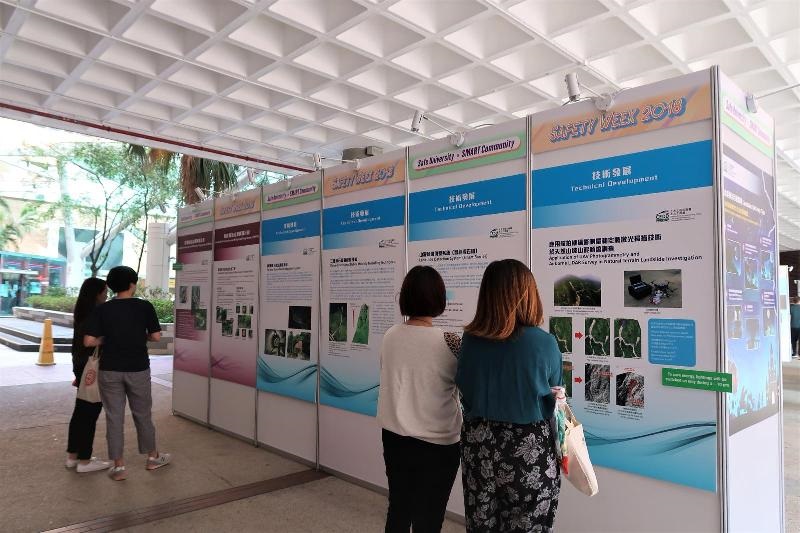 The Geotechnical Engineering Office (GEO) of CEDD participated in the 2018 Safety Week held by the Health, Safety &amp; Environment Office of the Hong Kong Polytechnic University (PolyU) and held a mini “Hong Kong Slope Safety” exhibition. GEO’s exhibition panels and virtual reality gears were well received by the students. Our engineer also introduced Hong Kong Slope Safety, landslide prevention and mitigation measures to the students and lecturers in one of their public lectures in the safety week